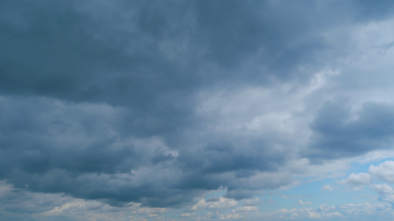 天空中云的形成。暴雨和冰雹正在逼近。可怕的天气。时间流逝。视频素材