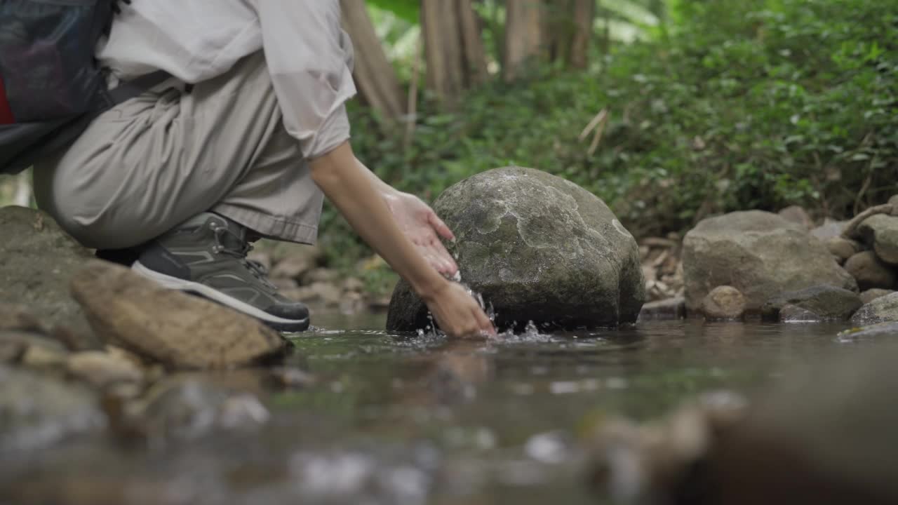 在大自然中行走的游客遇到一条小溪。视频素材