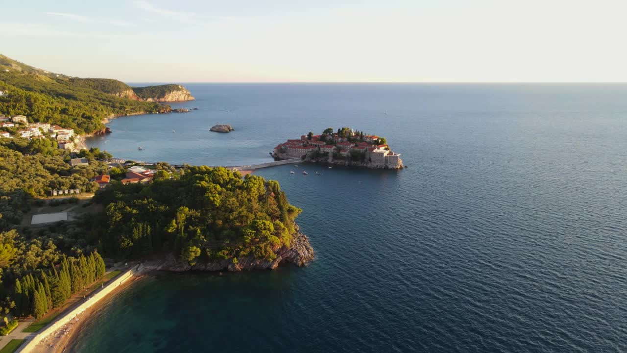 美丽的鸟瞰图在Sveti Stefan岛日落，Budva riviera，黑山视频下载