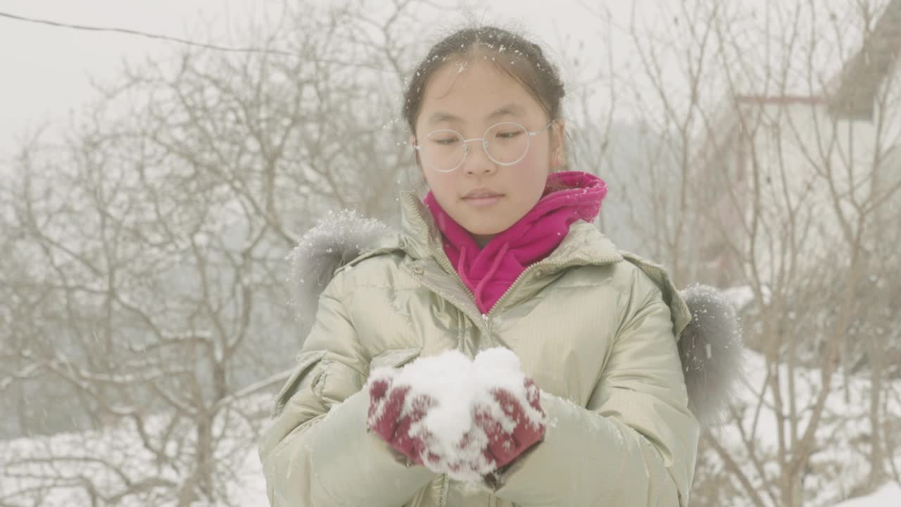 这个女孩正在玩雪视频素材