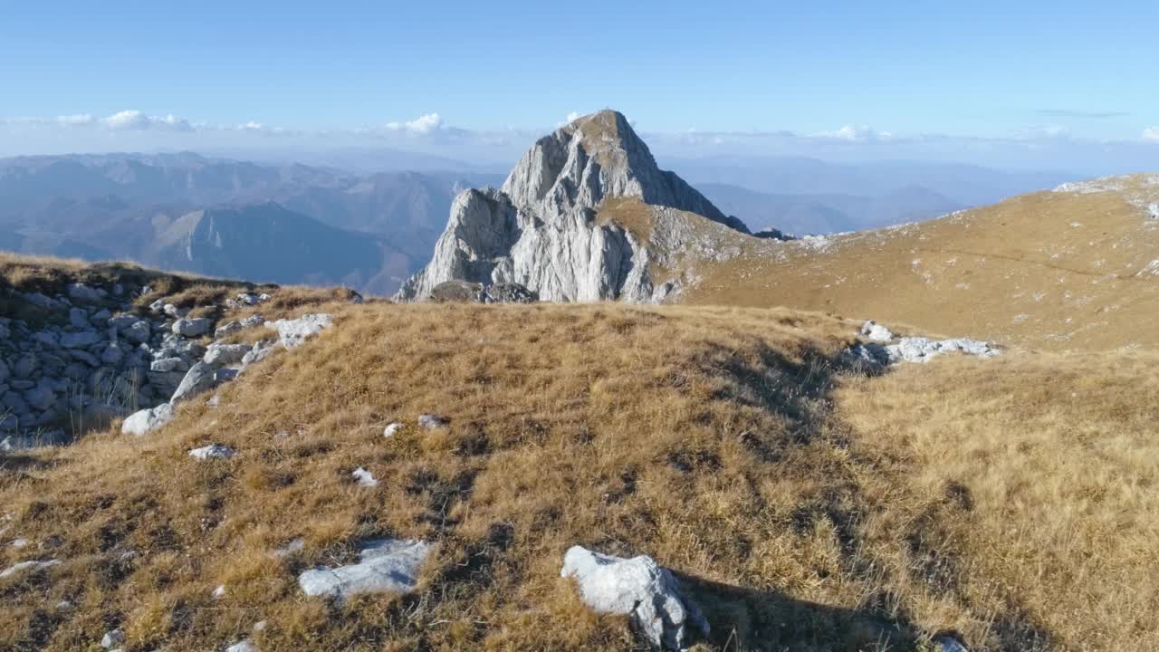 山顶上的远足者视频素材