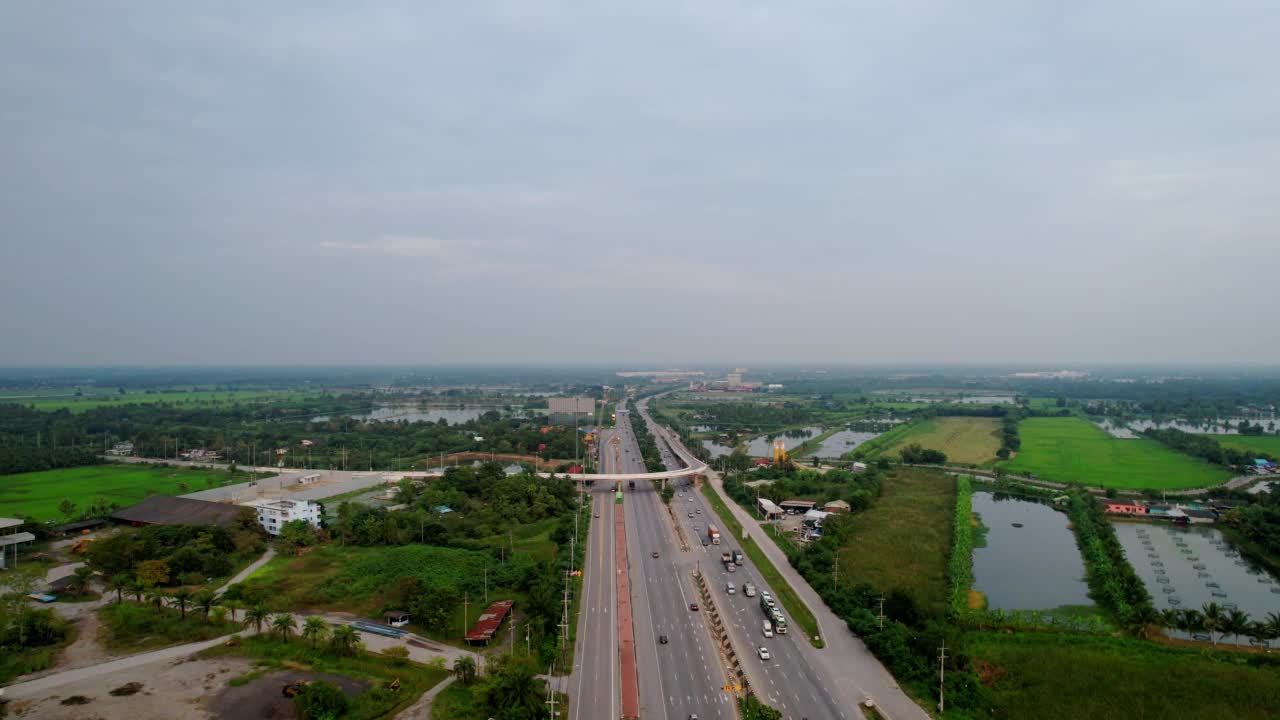 鸟瞰图，俯瞰带稻田的交通道路乡村。视频素材