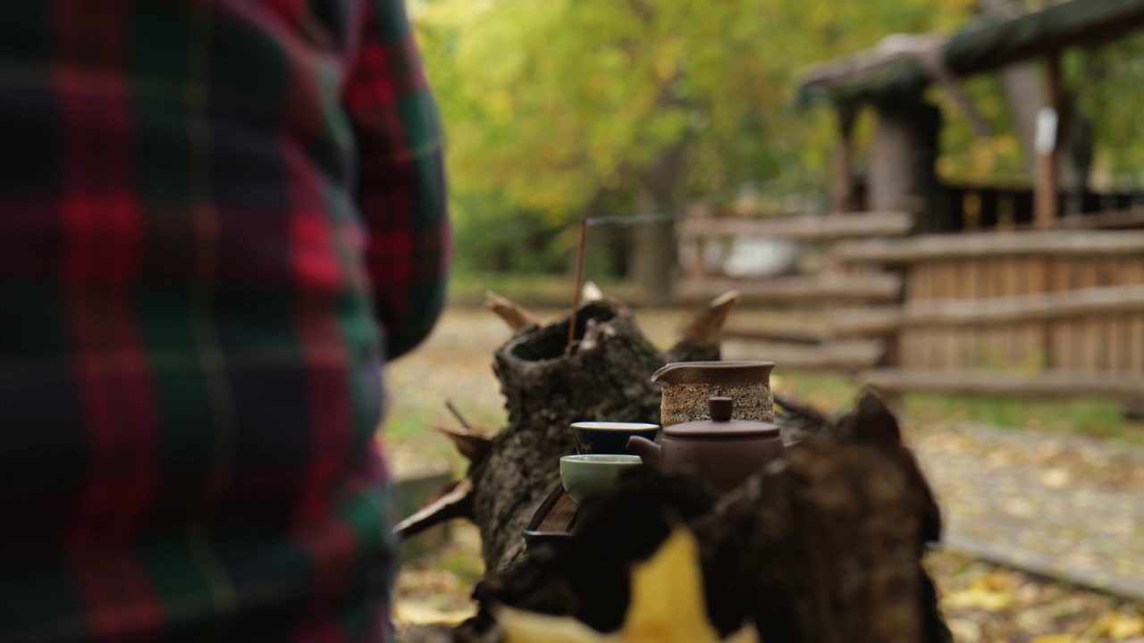 背景中有一根香在冒烟。前方正在举行茶道视频素材