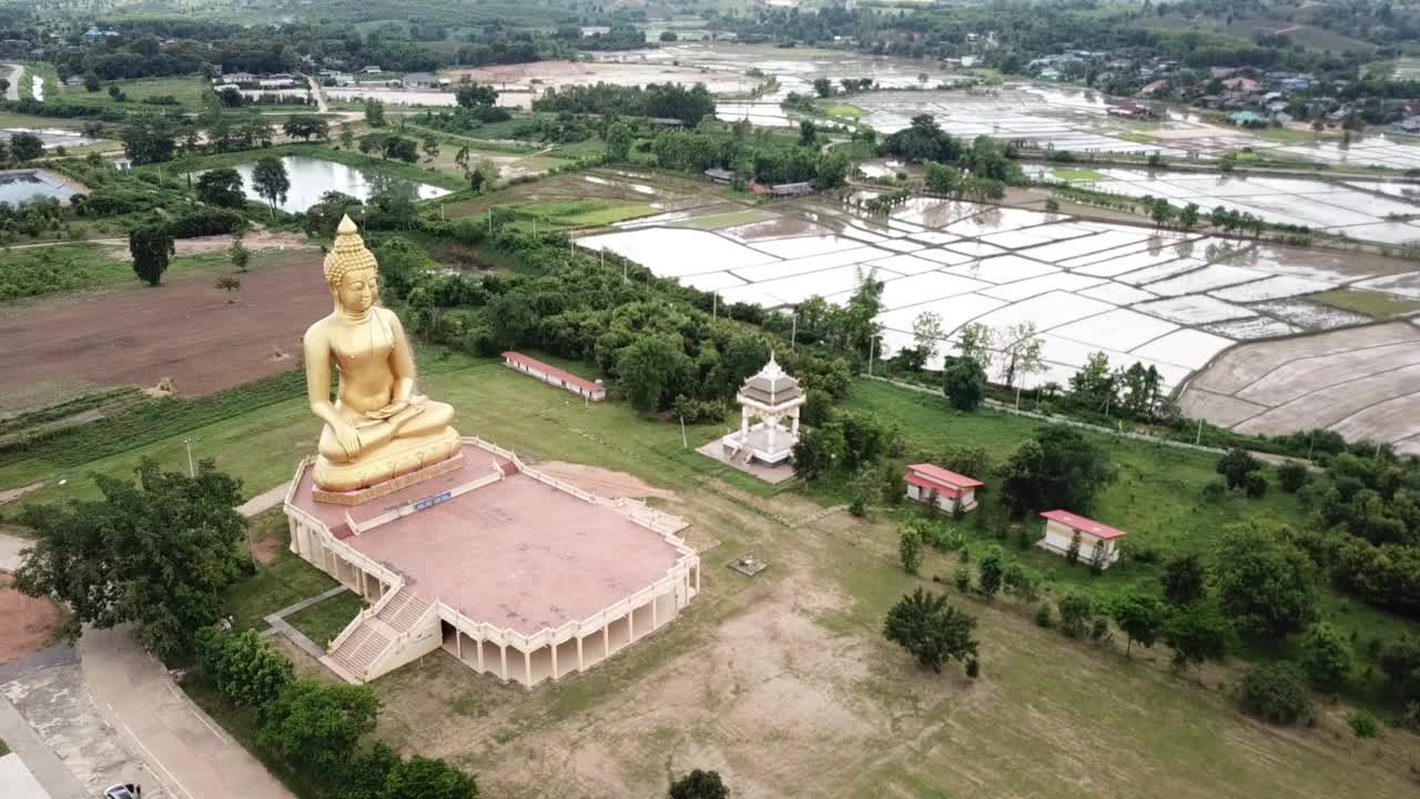 无人机鸟瞰普塔蒙通(佛教公园)为庆祝清莱古城建成750周年而建造的大金色佛像。视频素材