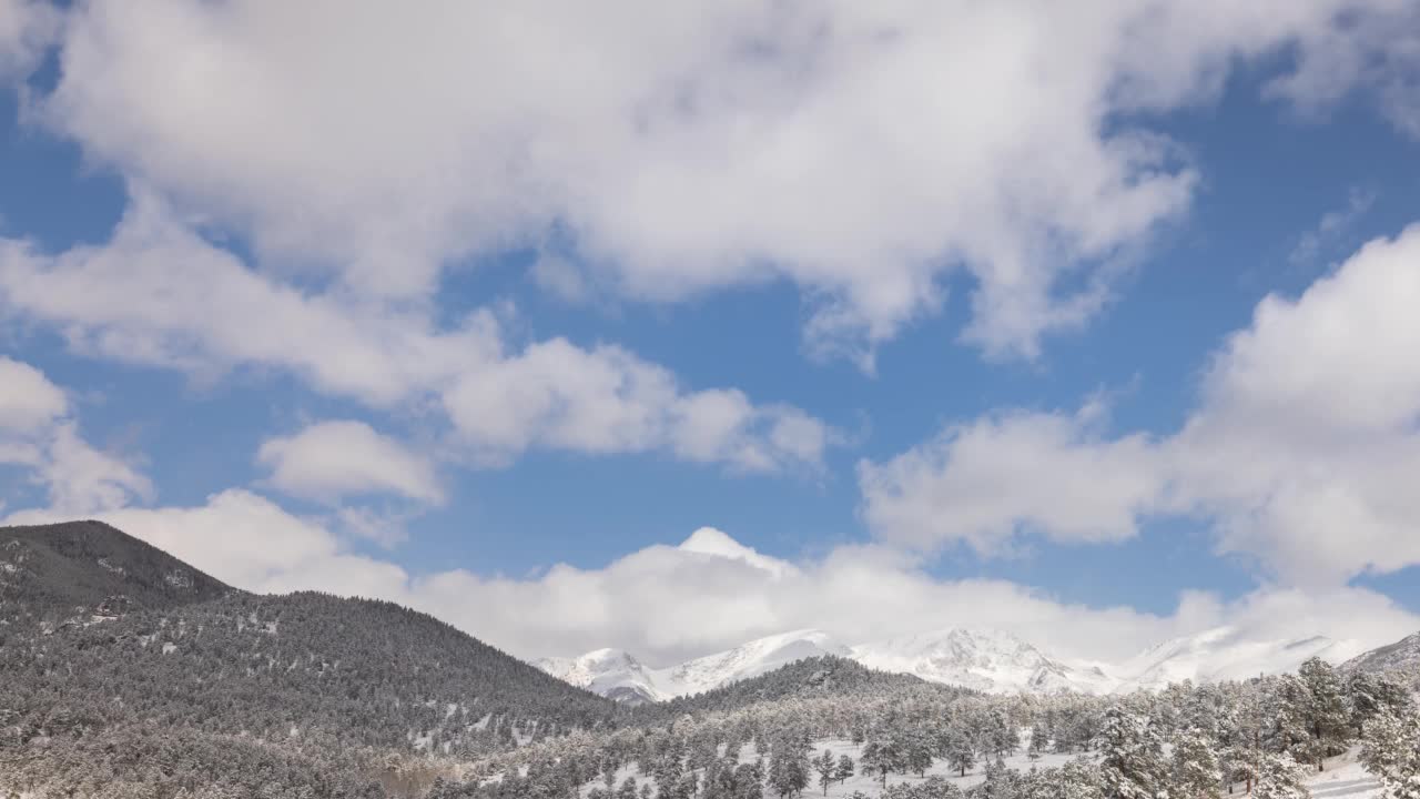 落基山脉上空云的时间流逝视频素材