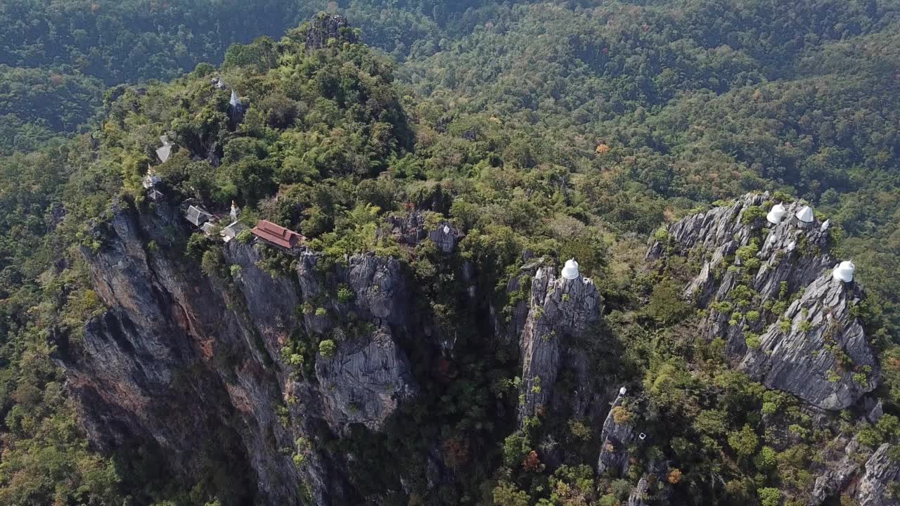 空中宝塔的鸟瞰图，在泰国南邦省的Wat Chaloem Phra Kiat Phrachomklao Rachanusorn石灰石山上。视频素材