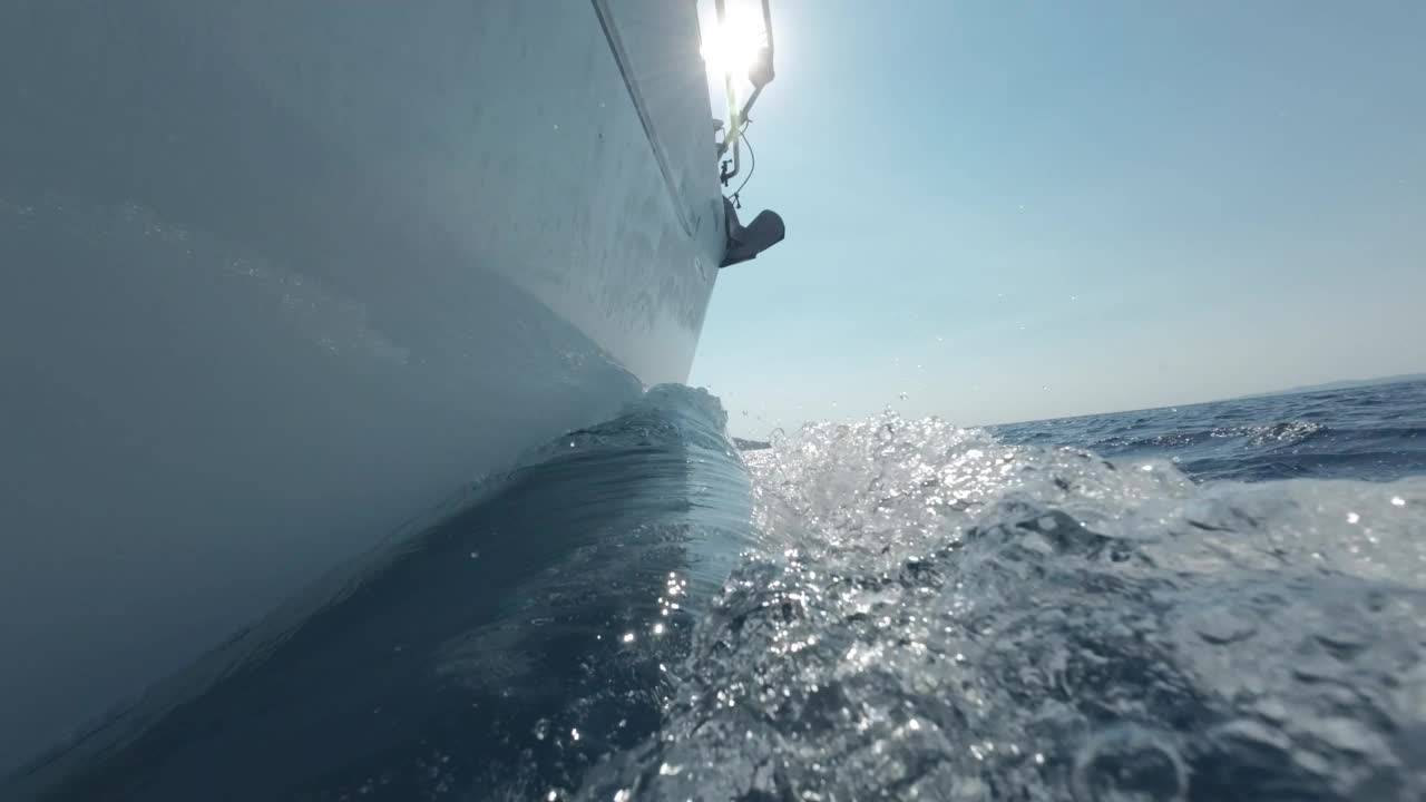 X5帆船的慢动作镜头-在夏天的爱琴海与帆船破浪视频素材