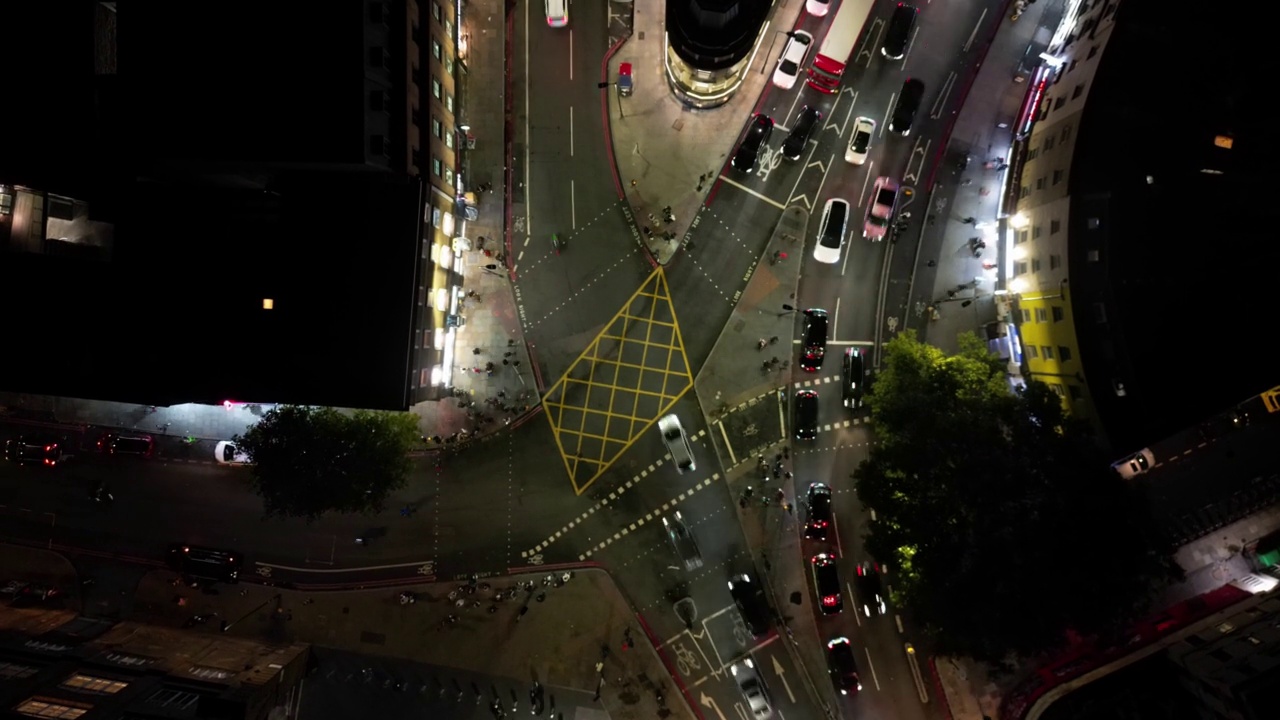 夜间伦敦街道上行驶车辆的时间间隔视频素材