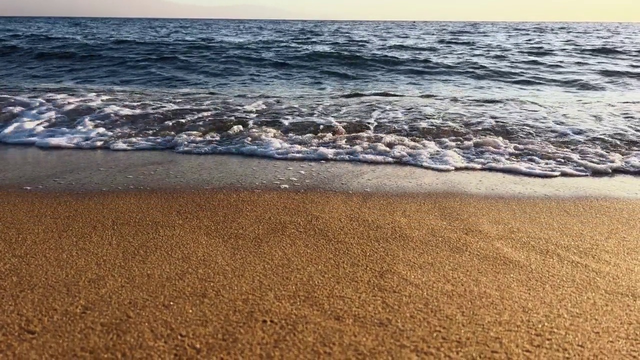 平静的海浪到达沙滩视频素材