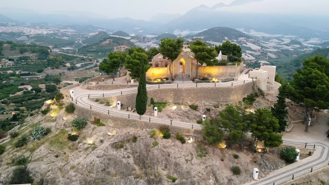 鸟瞰西班牙波洛普村的历史石头建筑和陵墓遗址视频素材