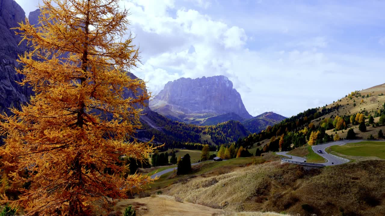 从Gardena Pass看Dolomites山的Sella Group和Langkofel山(Passo Gardena, Grödner Joch, Groedner Joch, Grodner Joch)视频素材