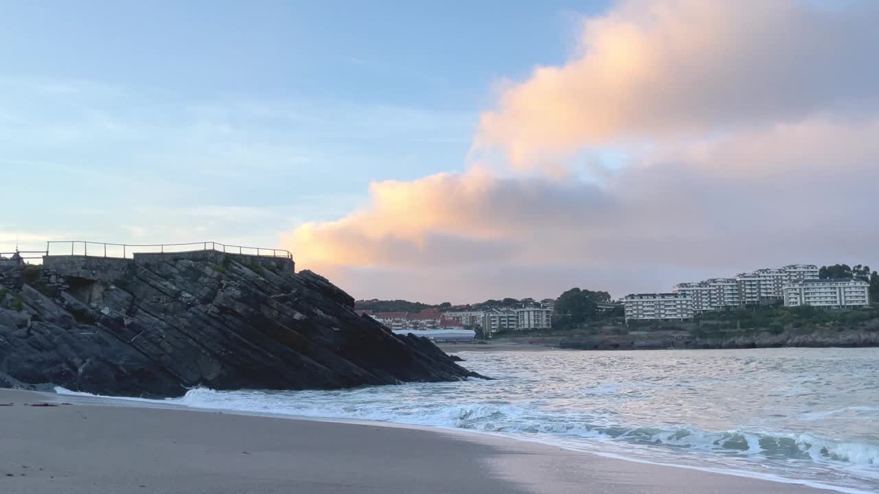 日落时海滩上的海浪视频素材