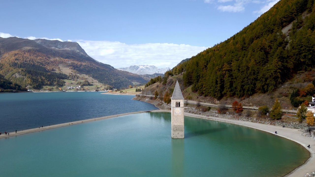 Reschensee (Reschen湖，Lago di Resia)和它在南蒂罗尔的水下教堂视频素材