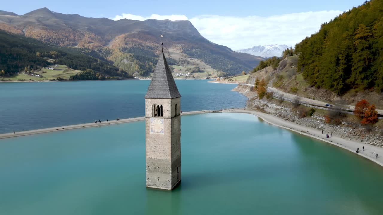 Reschensee (Reschen湖，Lago di Resia)和它在南蒂罗尔的水下教堂视频素材