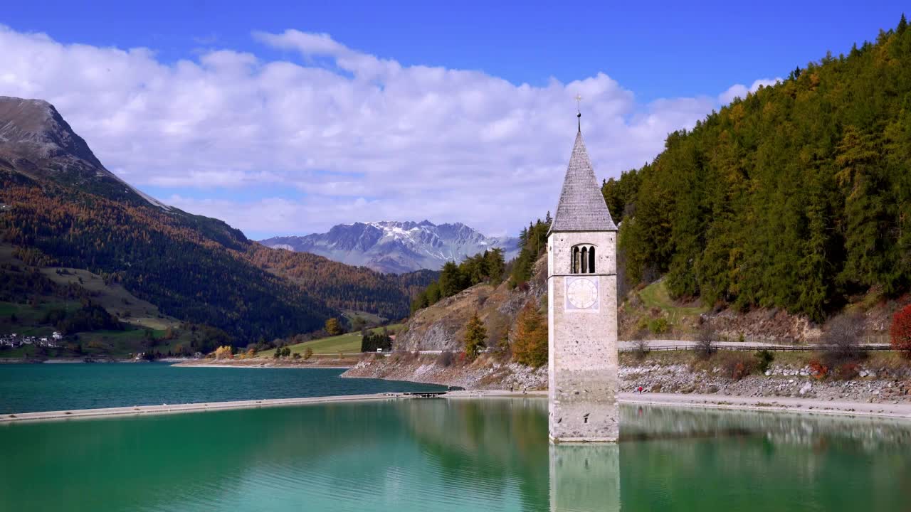 Reschensee (Reschen湖，Lago di Resia)和它在南蒂罗尔的水下教堂视频素材