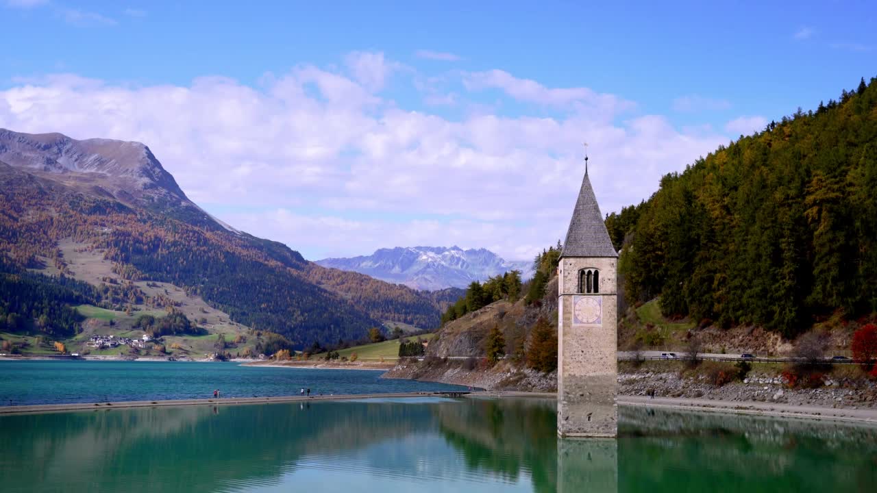 Reschensee (Reschen湖，Lago di Resia)和它在南蒂罗尔的水下教堂视频素材