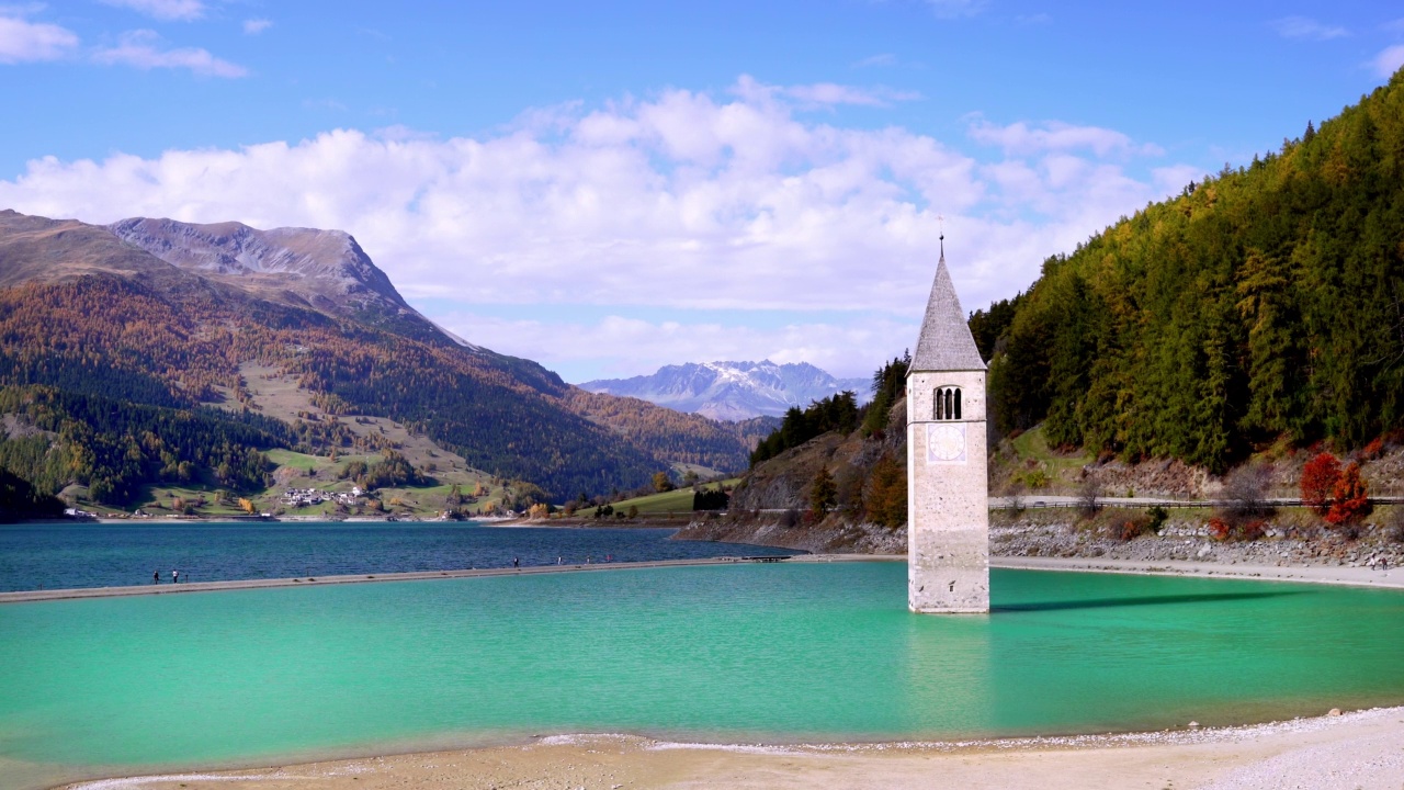 Reschensee (Reschen湖，Lago di Resia)和它在南蒂罗尔的水下教堂视频素材