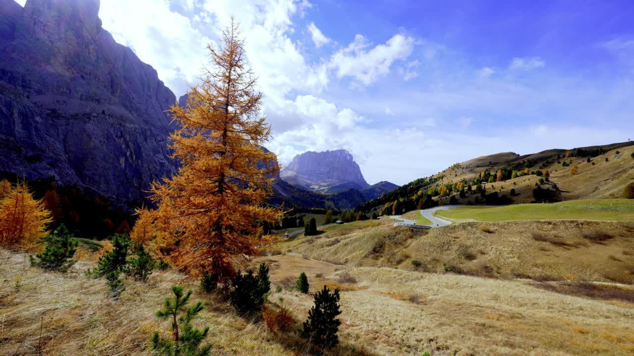 从Gardena Pass看Dolomites山的Sella Group和Langkofel山(Passo Gardena, Grödner Joch, Groedner Joch, Grodner Joch)视频素材