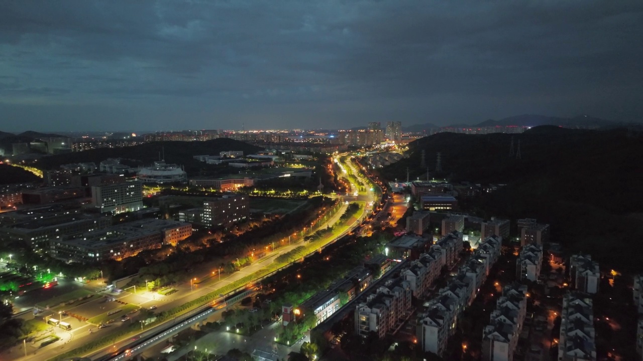 高铁在夜间穿过这座城市视频素材