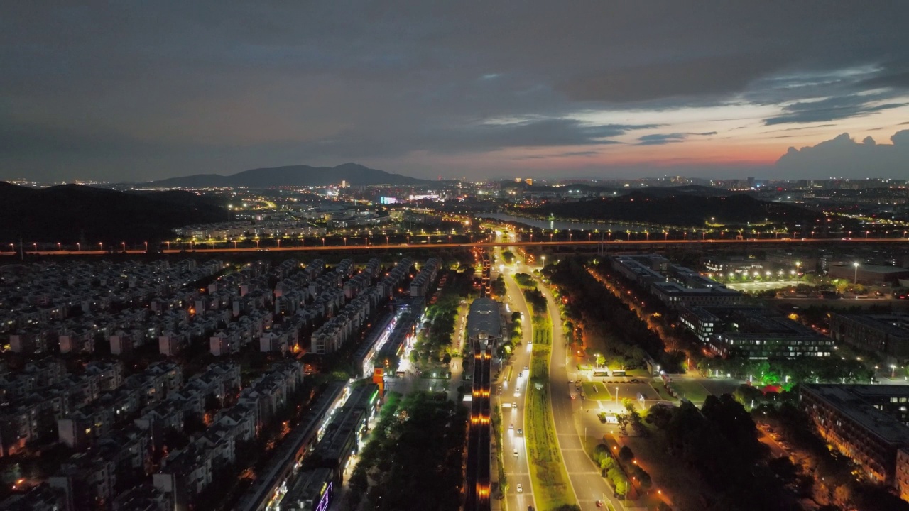 高铁在夜间穿过这座城市视频素材