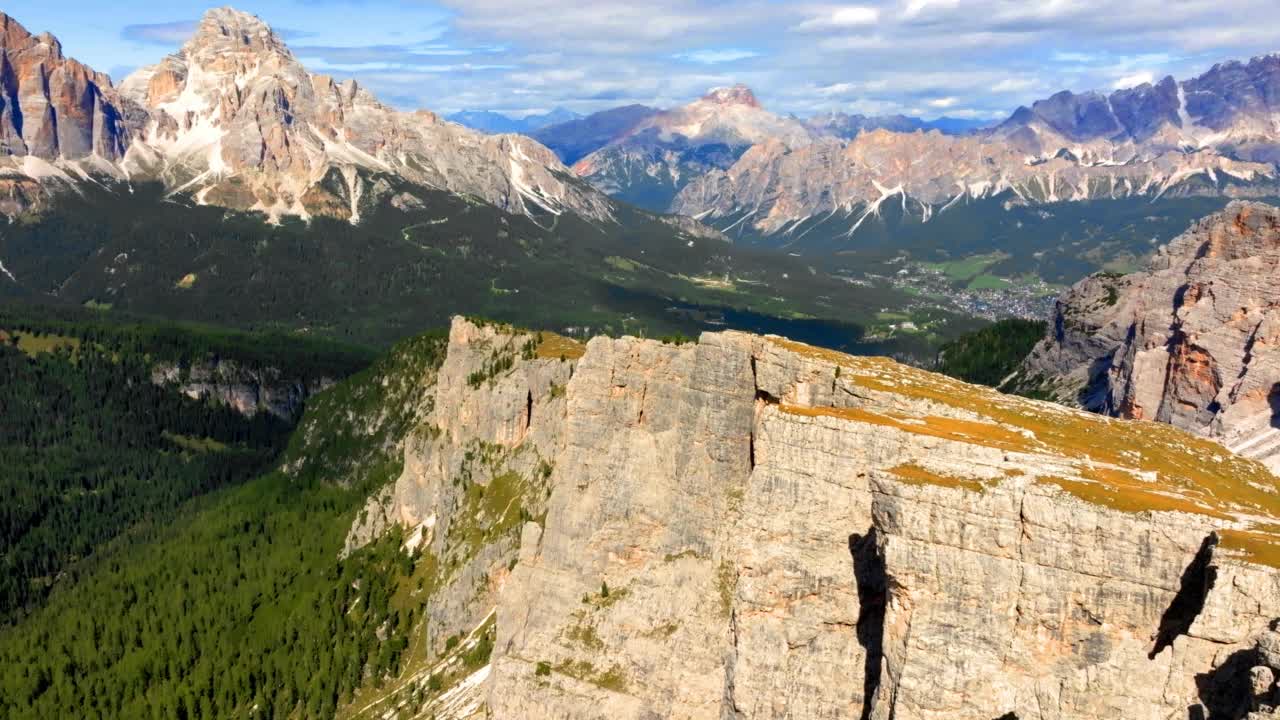 Croda da Lago山脉位于意大利Dolomites (Passo Giau)视频下载