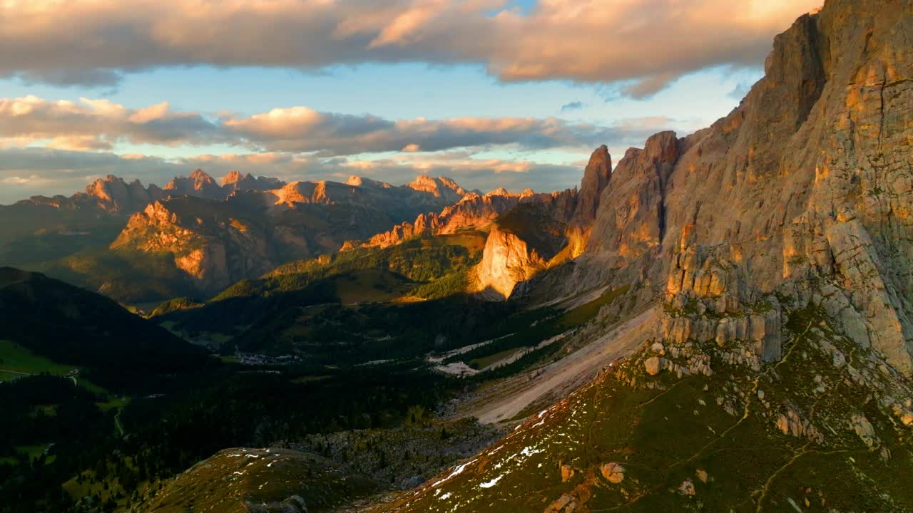 意大利白云岩中的塞拉山脉(Passo Sella)视频下载