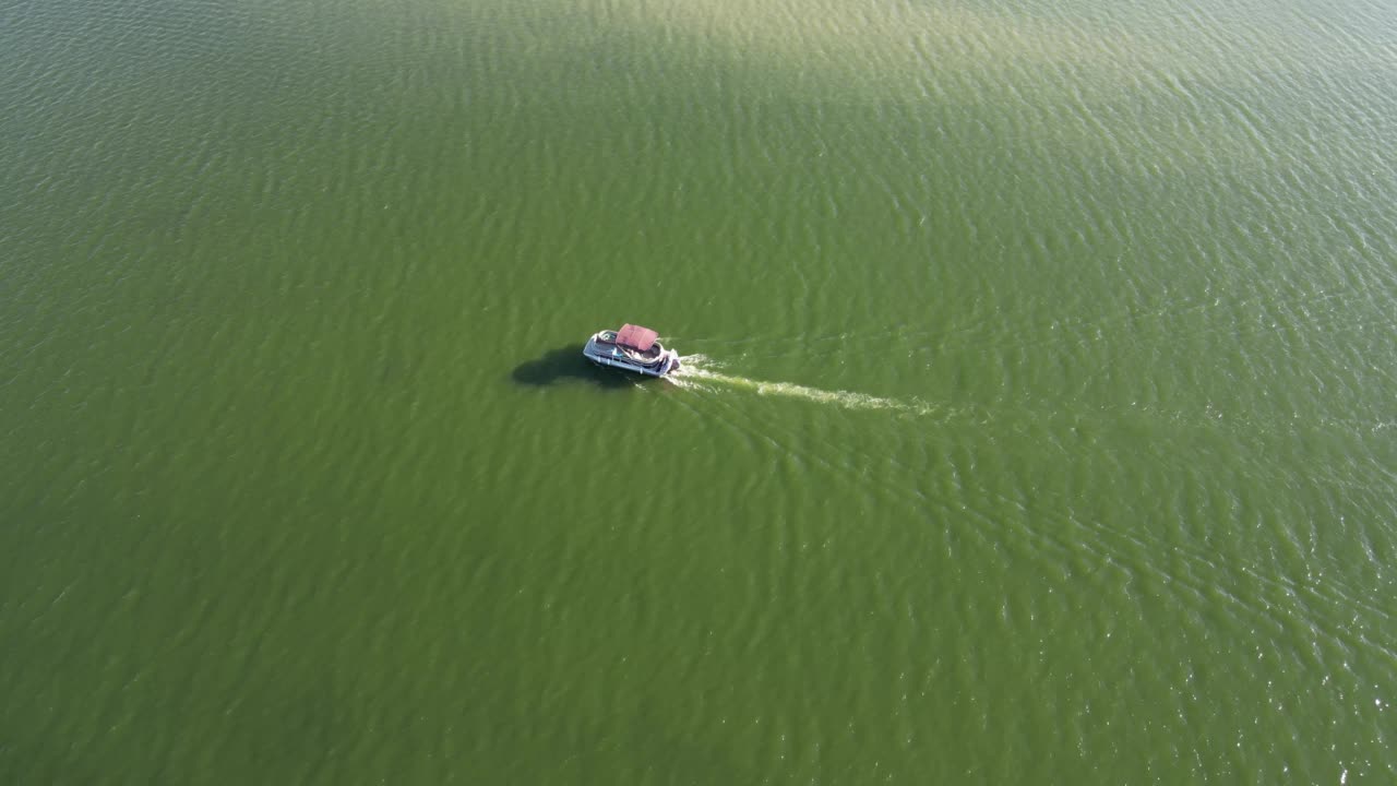 航拍无人机拍摄的船巡航在热带异国风情的海湾与绿色的海水在海里。视频素材