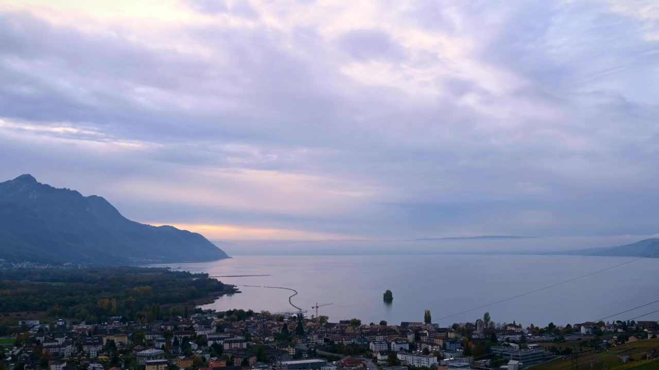 湖、山、城景观。日落时分的日内瓦湖和维伦纽夫市全景。视频素材