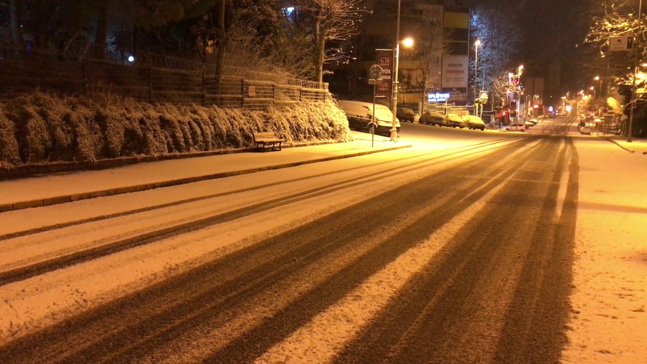 雪夜结冰的道路视频下载