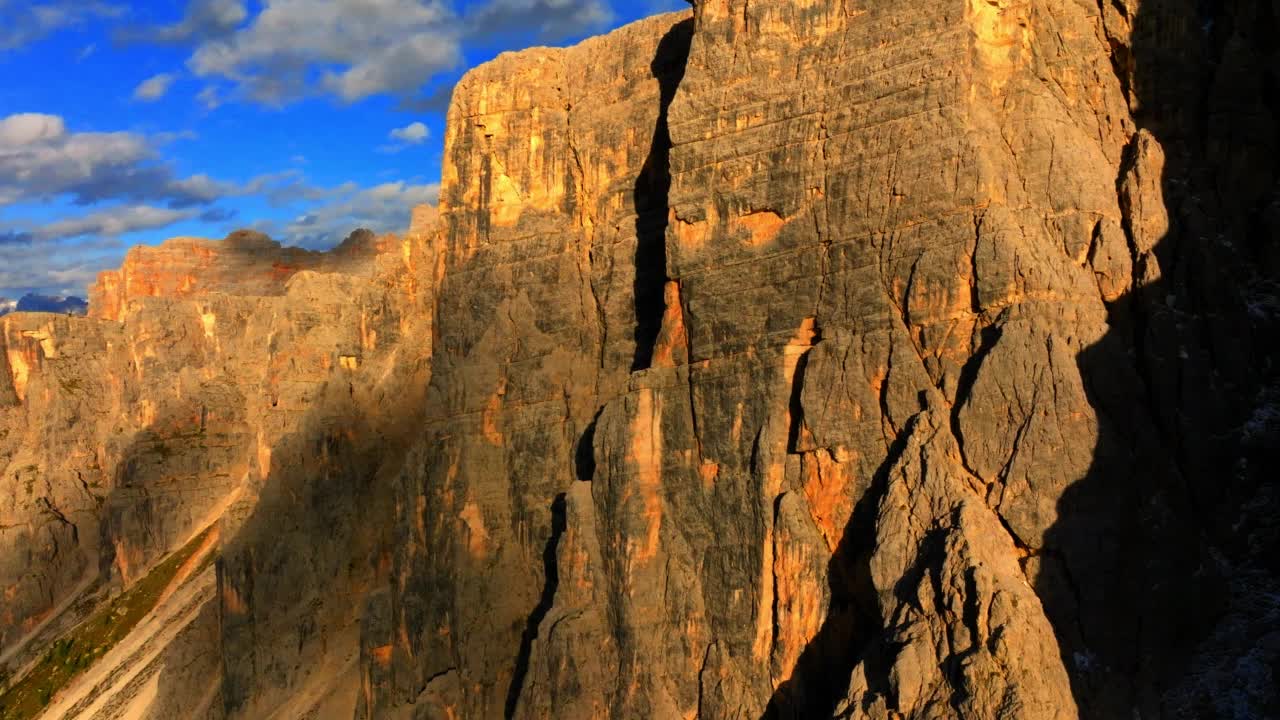 意大利Dolomites的Croda da Lago (Passo Giau)视频素材