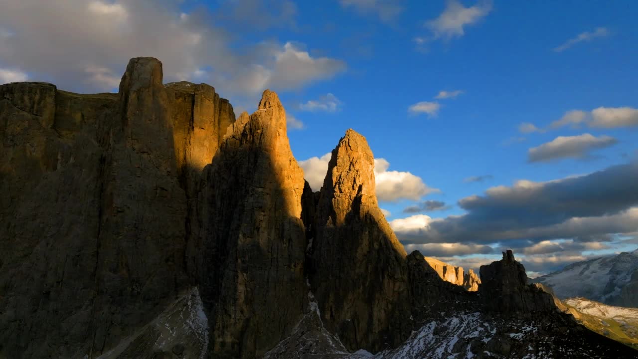 意大利白云岩中的Torri del Sella山峰(Passo Sella)视频素材