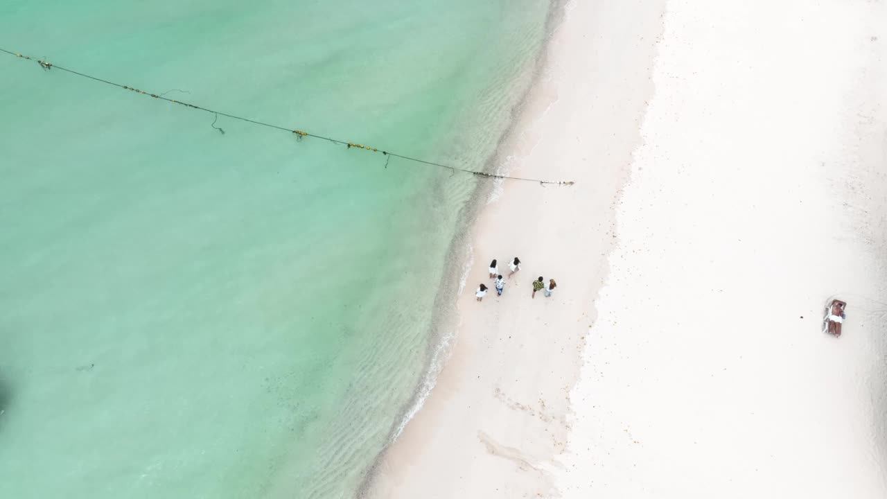 自然海滩概念暑假。热带夏季海滩的自然。搭伞上船，在沙滩上乘船旅游，在沙滩上玩得开心。视频素材