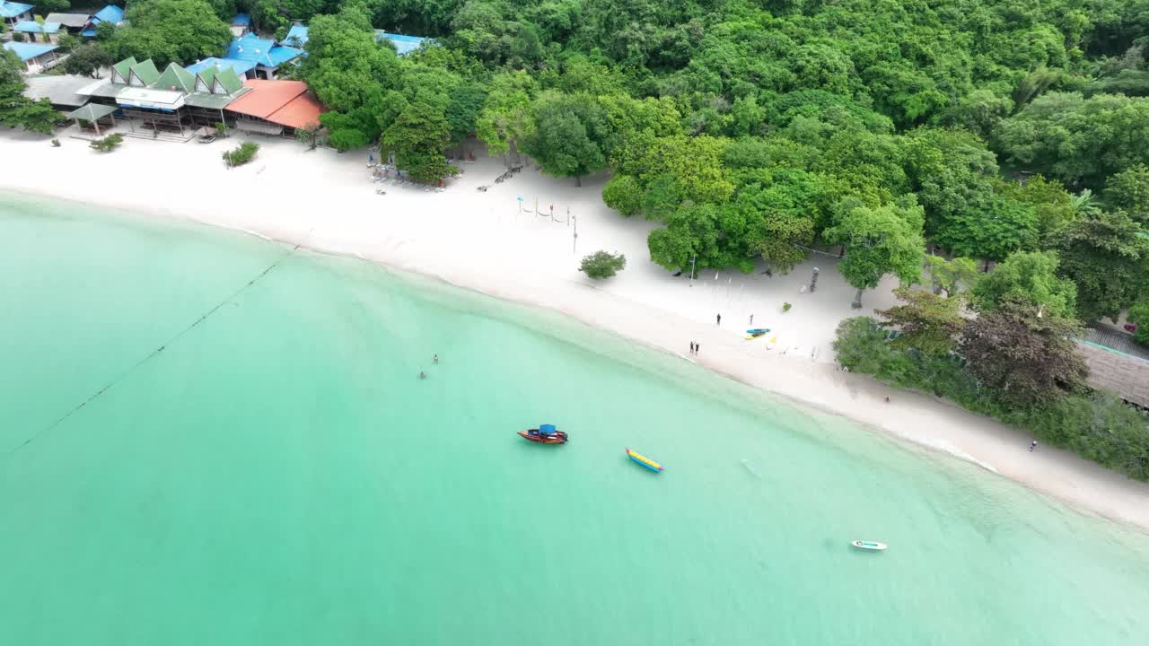 自然海滩概念暑假。热带夏季海滩的自然。搭伞上船，在沙滩上乘船旅游，在沙滩上玩得开心。视频素材