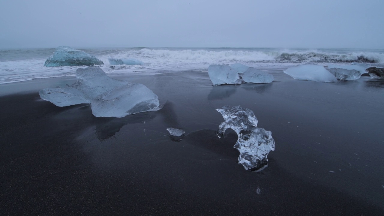 钻石海滩(Jökulsárlón Beach)，黑色的沙滩上有冰块。钻石海滩，Jökulsárlón，大西洋，奥地利，冰岛。视频素材