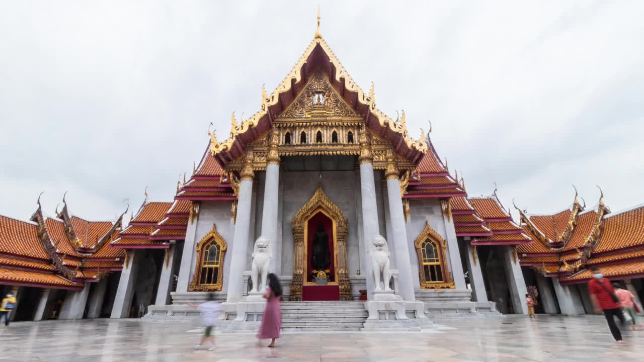 模糊的人走在泰国寺庙视频下载