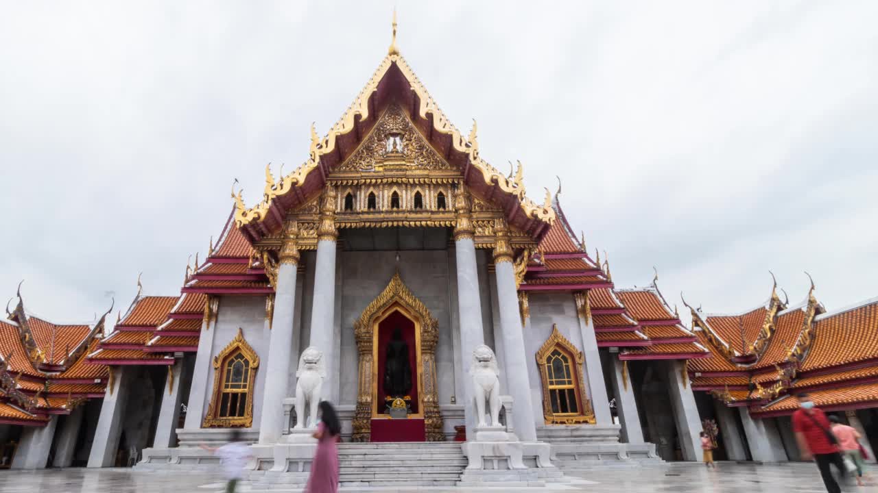 模糊的人走在泰国寺庙视频下载