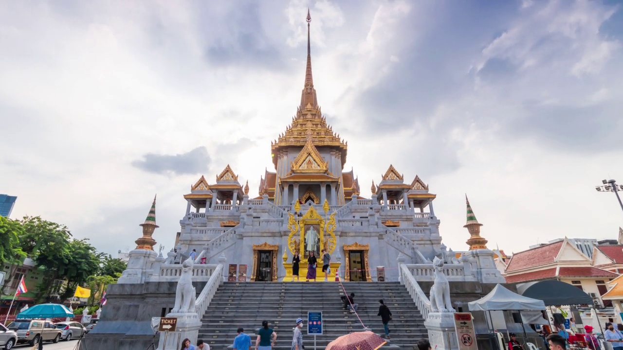 模糊的人走在泰国寺庙视频下载