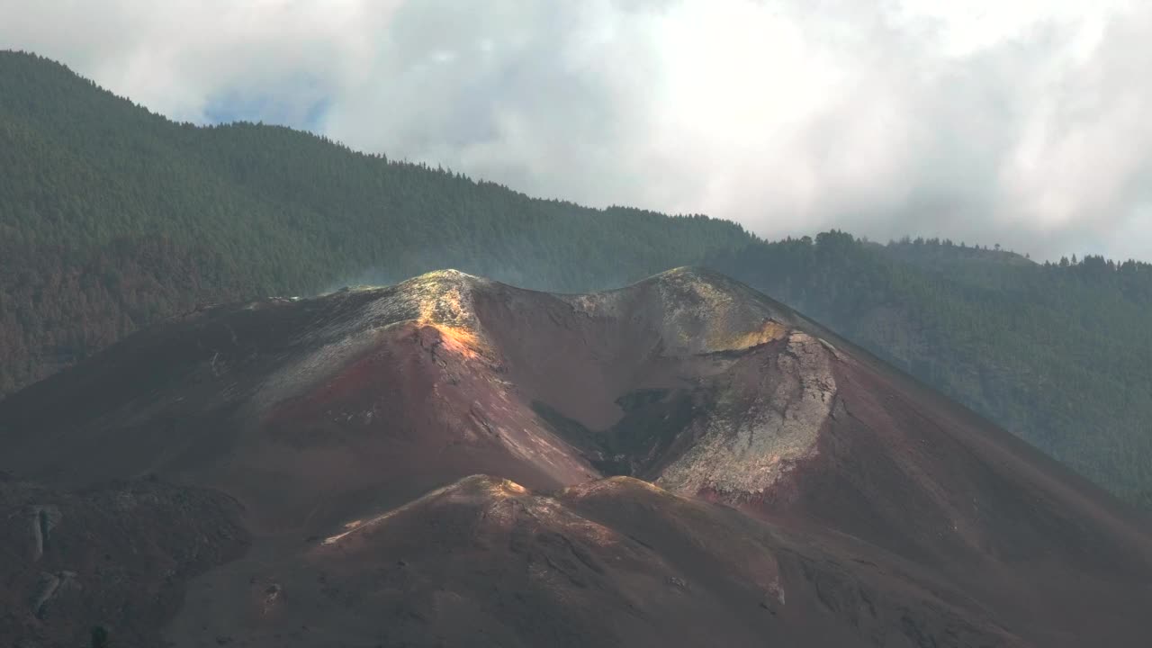 火山喷发。Tajogaite火山(Cumbre Vieja)的火山口和熔岩流。视频素材