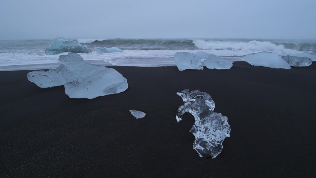 钻石海滩(Jökulsárlón Beach)，黑色的沙滩上有冰块。钻石海滩，Jökulsárlón，大西洋，奥地利，冰岛。视频素材