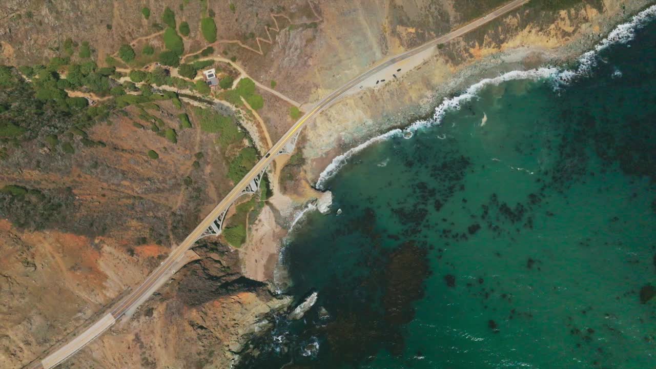 加利福尼亚海岸线上的太平洋美景。岩石上的公路由山间的桥梁连接。鸟瞰图。视频素材