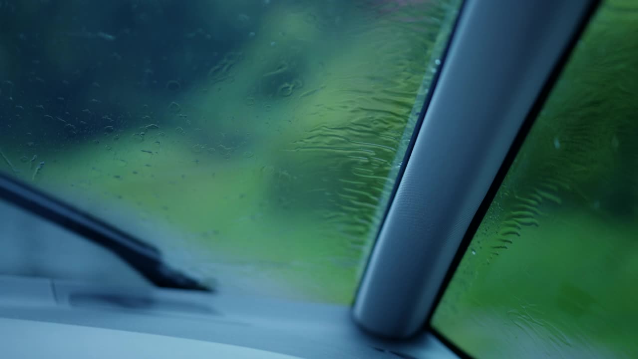 天气恶劣时开车。下雨天车辆挡风玻璃特写视频素材