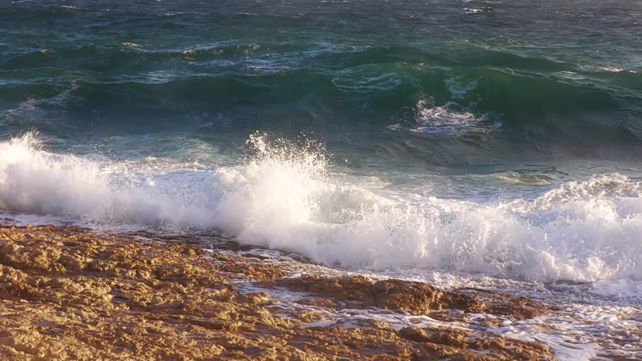 波涛汹涌的海面。视频素材