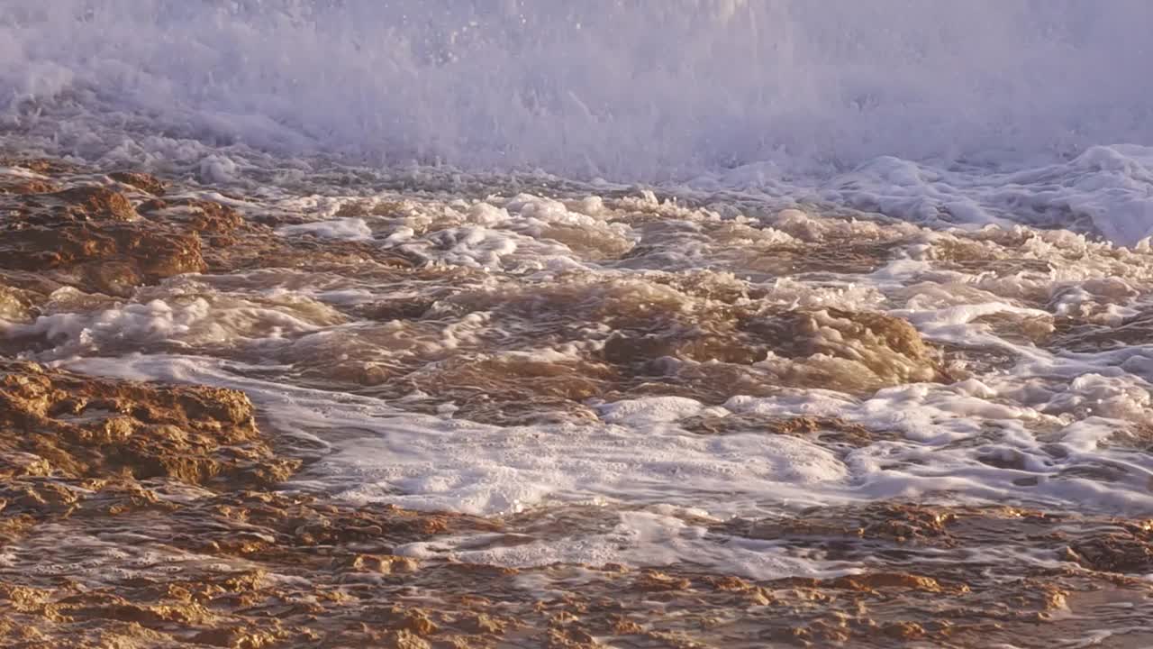 波涛汹涌的海面。视频素材