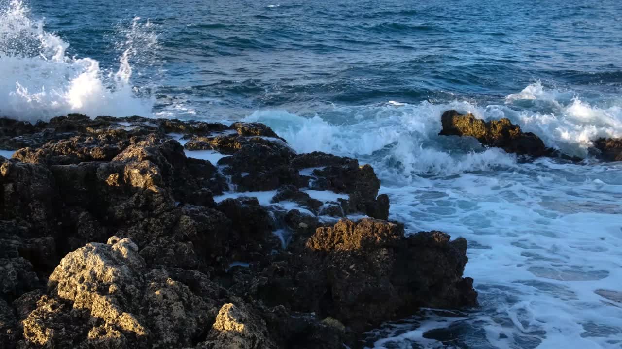 海浪，岩石，慢动作。视频素材