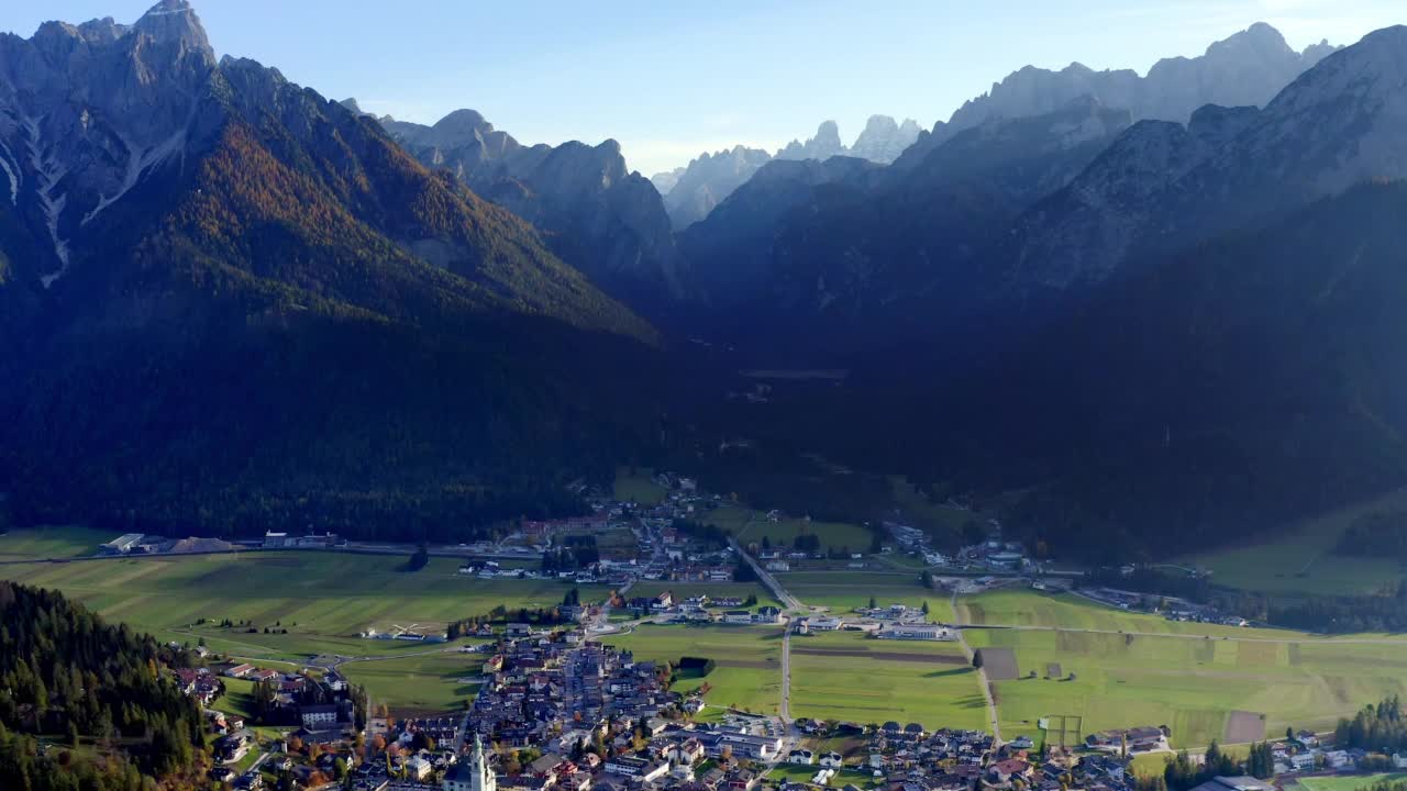 在普斯特谷和北白云石的Toblach (Dobbiaco)视频素材