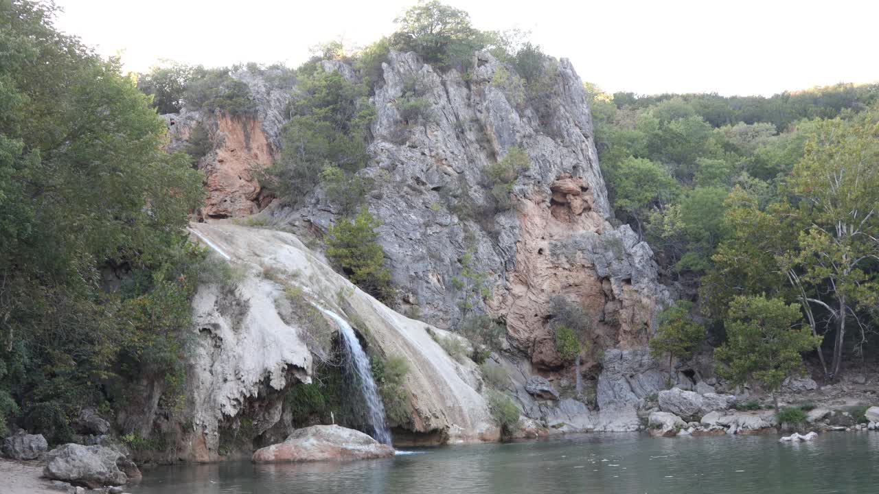 特纳瀑布在一个阳光明媚的夏日。特纳瀑布公园。视频素材