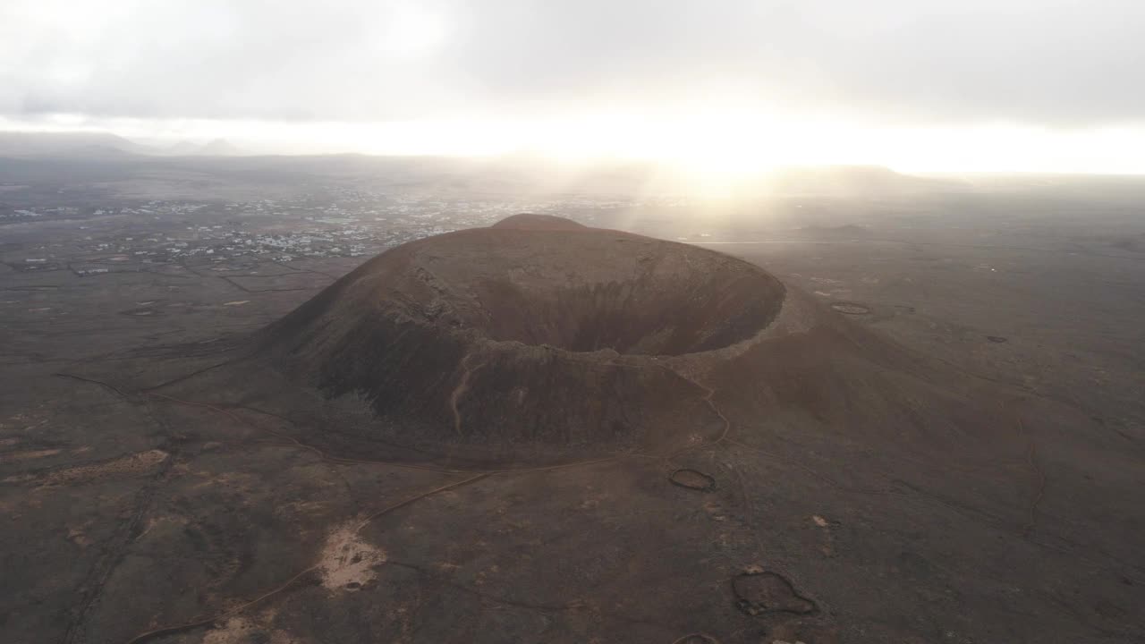 日落时富尔特文图拉的卡尔德隆火山火山口。视频素材