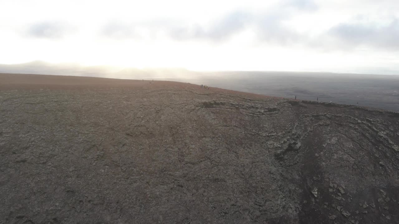 日落时富尔特文图拉的卡尔德隆火山火山口。视频素材