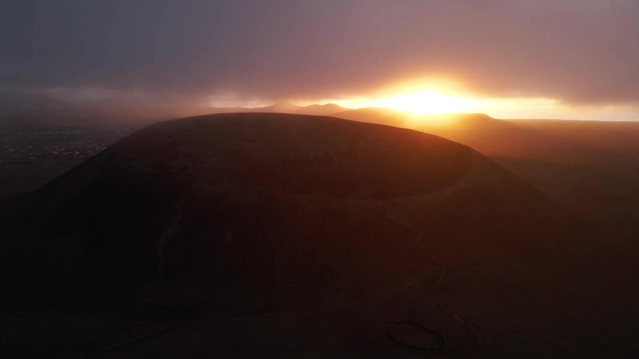 日落时富尔特文图拉的卡尔德隆火山火山口。视频素材