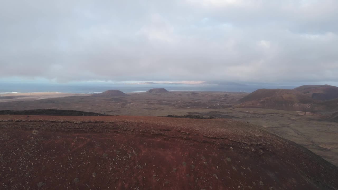 日落时富尔特文图拉的卡尔德隆火山火山口。视频素材